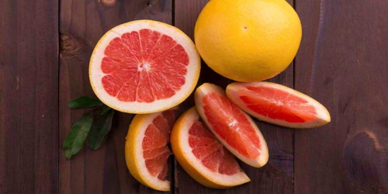 What are the most important nutrients beneficial to health that grapefruit provides?