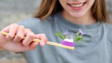 أعشاب طبيعية فعالة لتبييض الأسنان 1