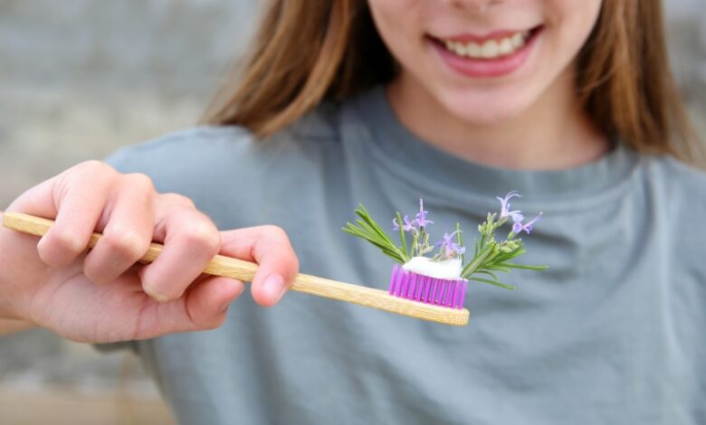أعشاب طبيعية فعالة لتبييض الأسنان 1